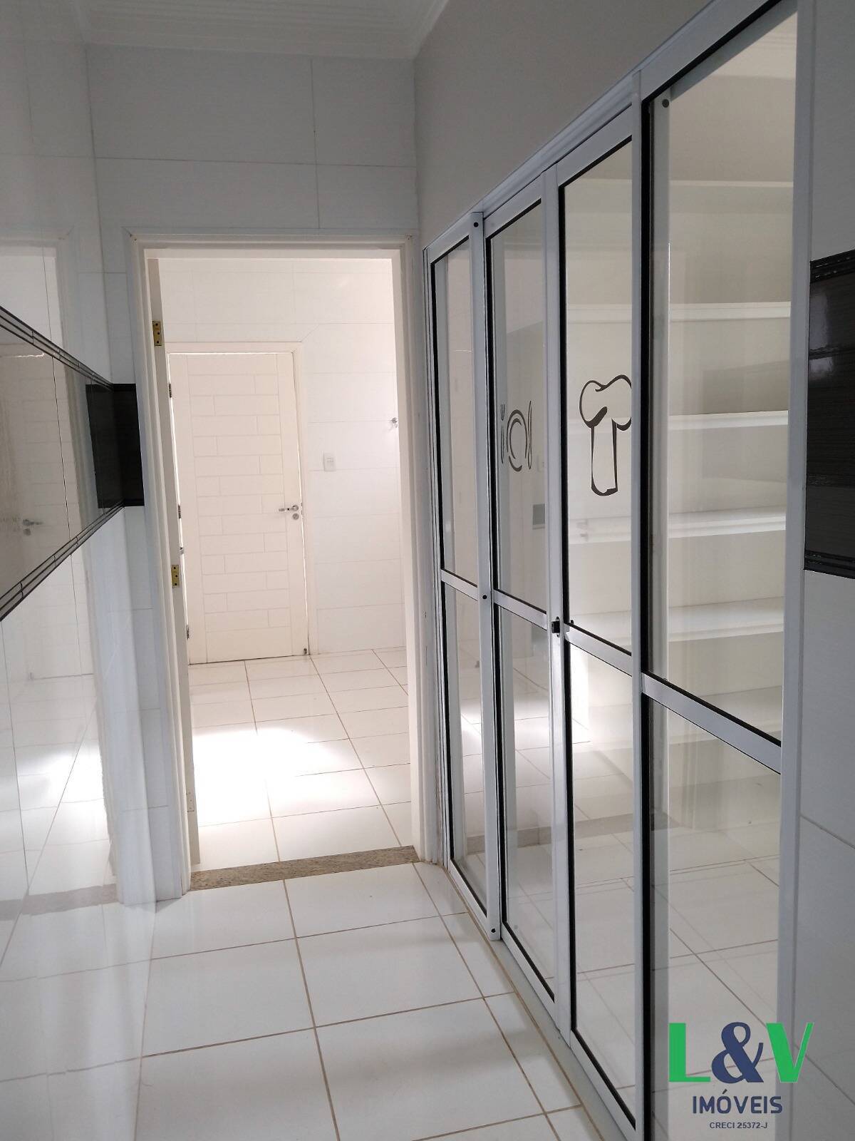 Casa de Condomínio à venda e aluguel com 3 quartos, 300m² - Foto 33