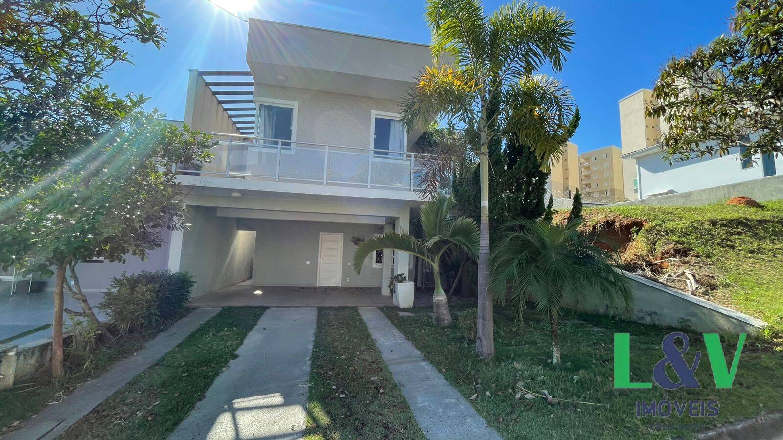 Casa à venda com 4 quartos, 230m² - Foto 1